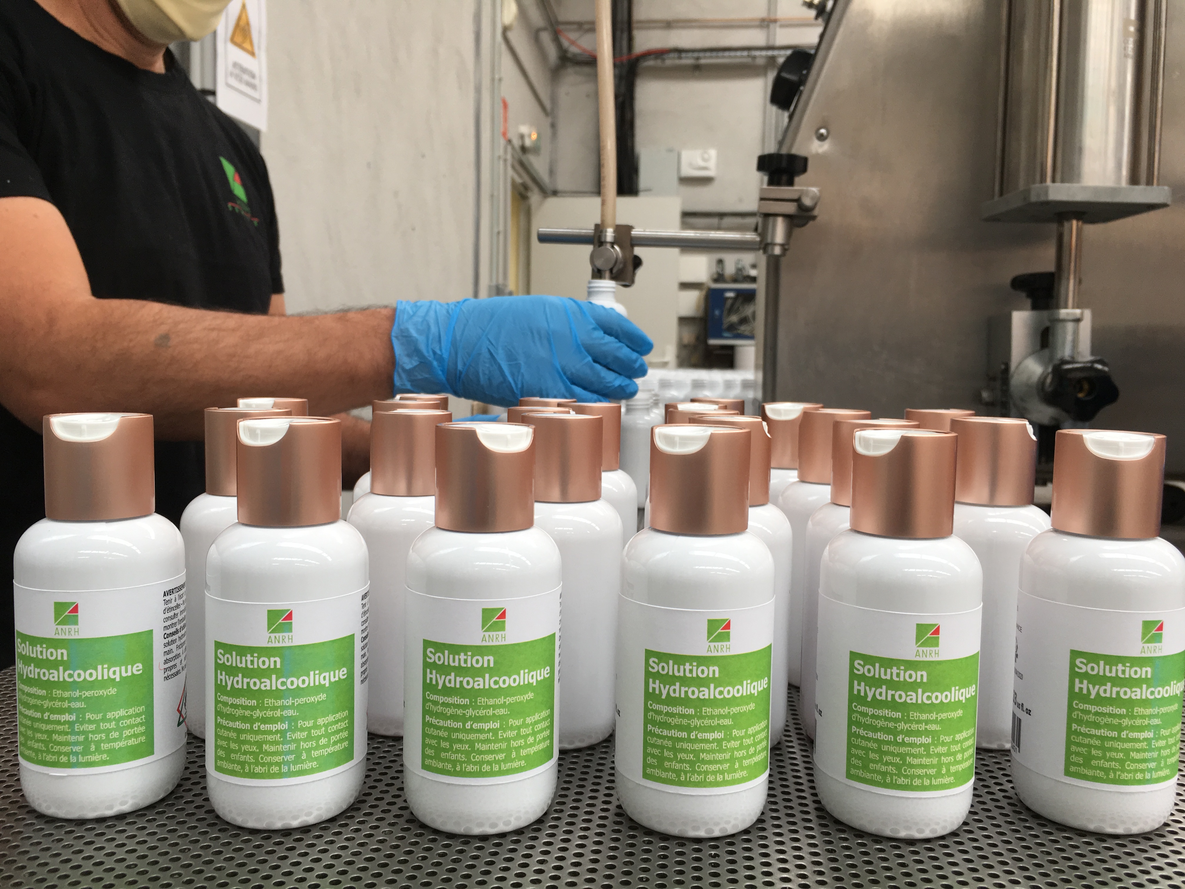 Remplissage flacon de 100 ml de gel hyroalcoolique à l'EA de Peyruis