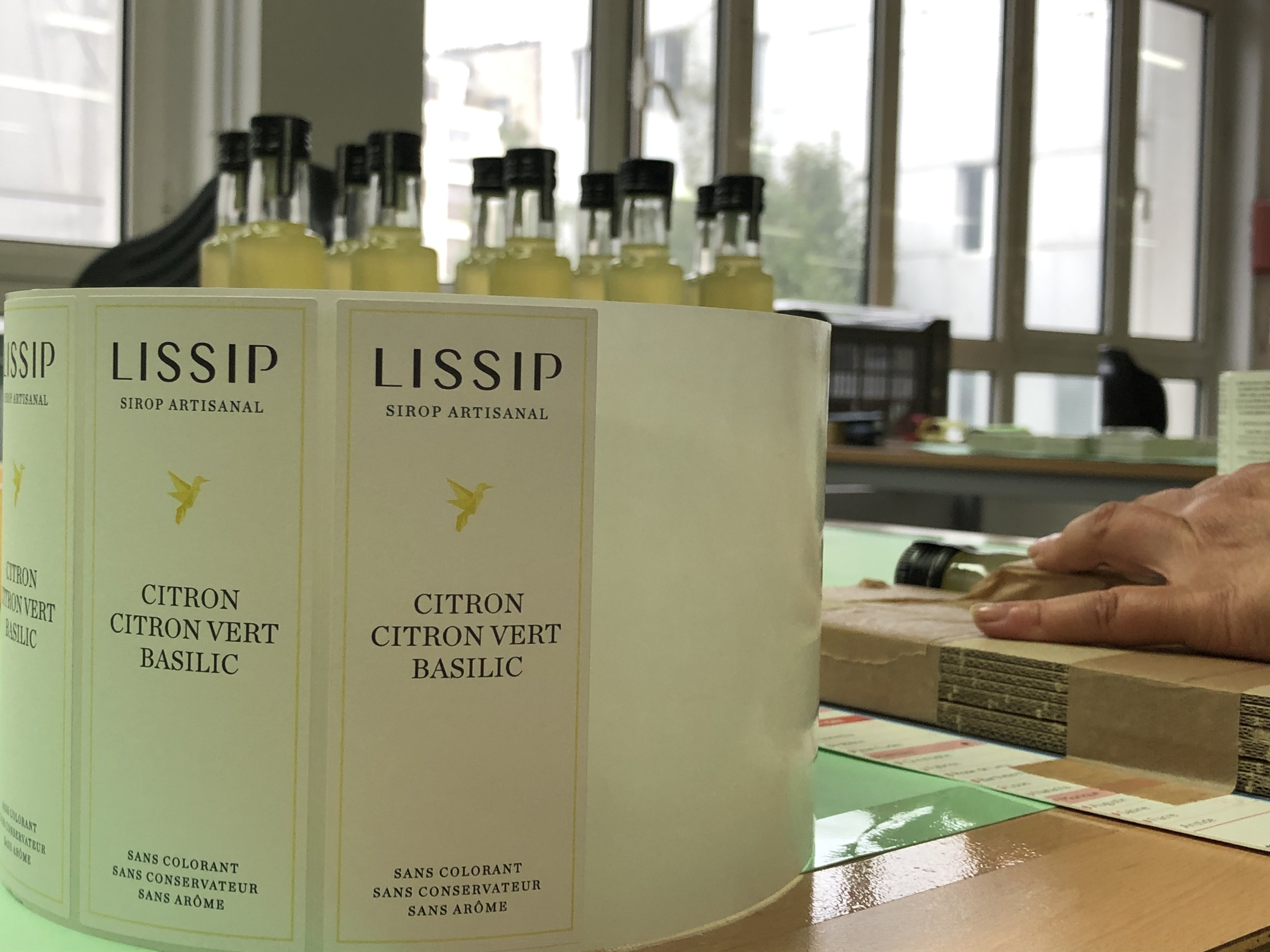 Étiquetage des bouteilles Lissip par l'ESAT ANRH Paris 11